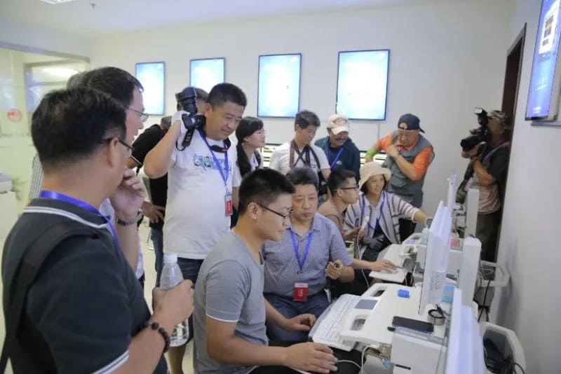 棲霞區(qū)文聯(lián)組織文藝家到澳思泰現(xiàn)場采風